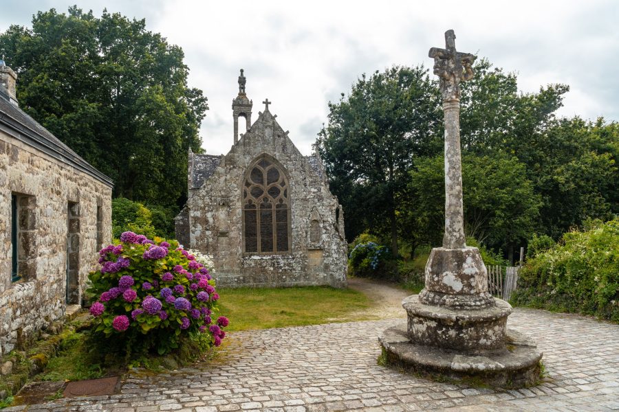 escultura-ao-lado-da-igreja-da-vila-medieval-de-locronan-finistere-regiao-da-bretanha-franca