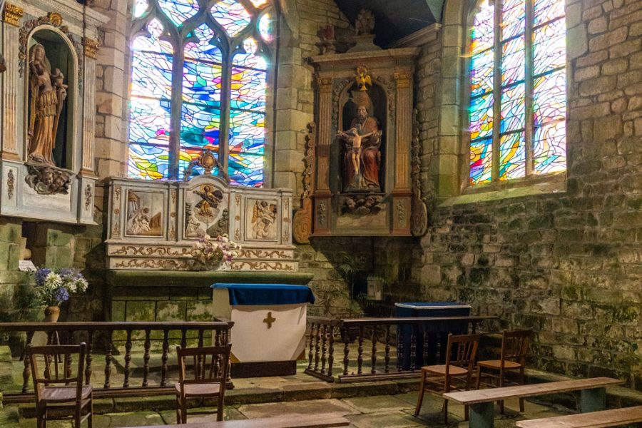interior-da-igreja-da-vila-medieval-de-locronan-finistere-regiao-da-bretanha-franca