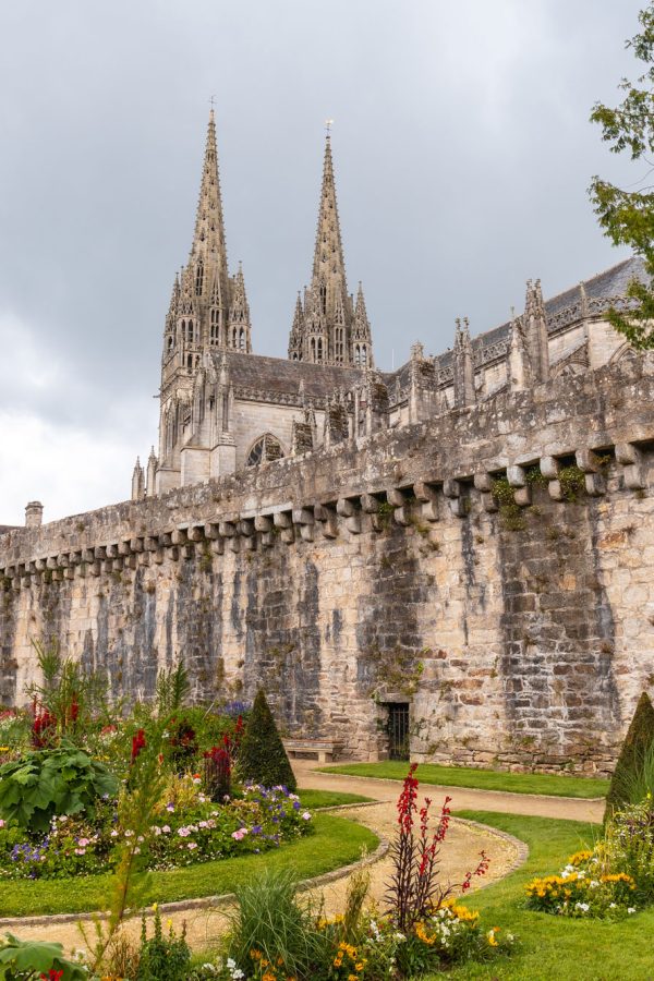 muralhas-da-vila-medieval-de-quimper-e-da-catedral-de-saint-corentin-departamento-de-finisterra-bretanha-francesa-franca