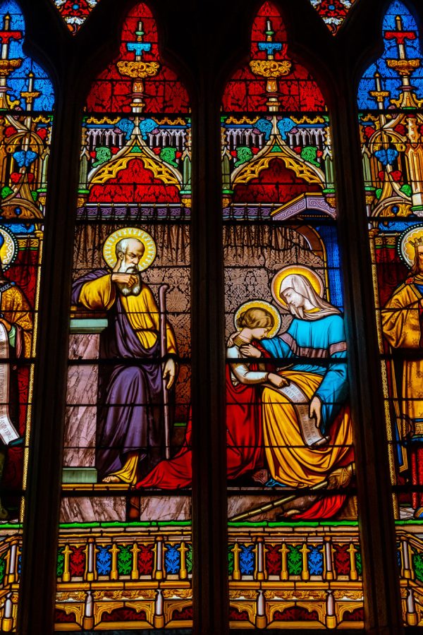 vitral-dentro-da-catedral-de-saint-corentin-na-vila-medieval-de-quimper-no-departamento-de-finisterre-bretanha-francesa-franca
